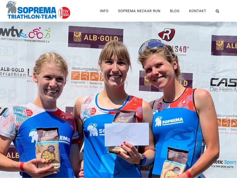 Bildschirmfoto der Website des Soprema Triathlon Teams: Startseite mit Logo und drei Triathletinnen bei einer Siegerehrung